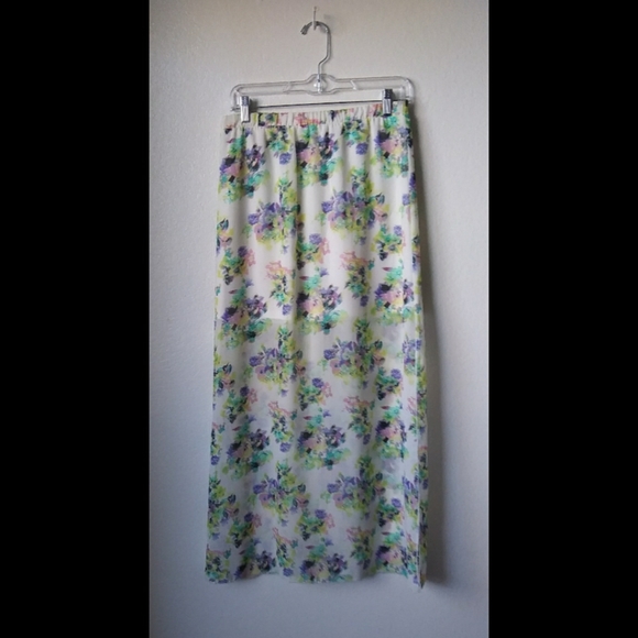 💥3/$12 Socialite Medium Multicolored Floral Skirt - Picture 1 of 14